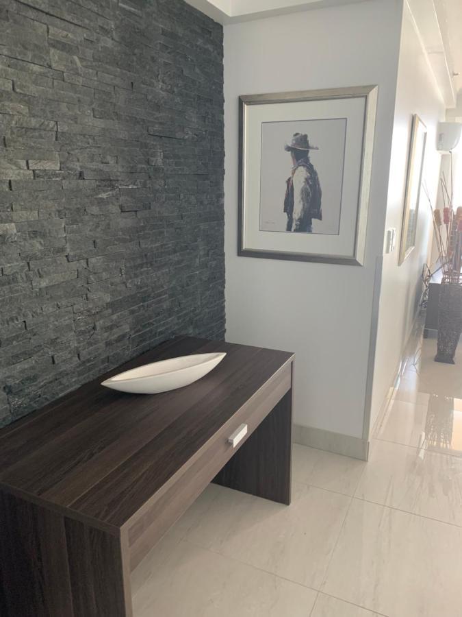 Stunning 2 Bedroom Ocean View Apartment ゴールドコースト エクステリア 写真